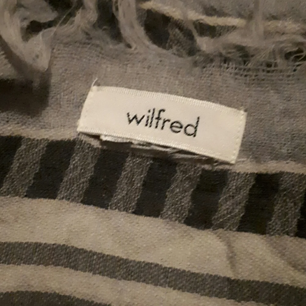 Aritzia wool blanket scarf - Picture 2 of 3